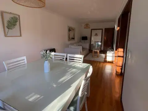 Casa en La Perla Norte. A pocas cuadras del mar. Quincho. Jardin. Garage doble y espacio para màs au