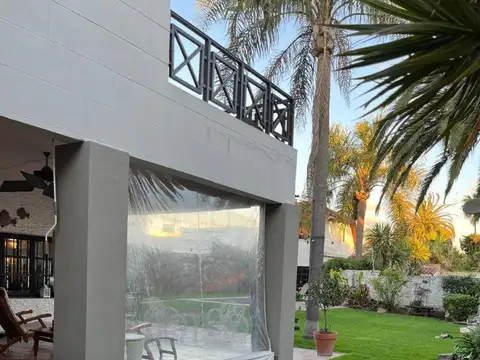 Casa en Venta con 2 cocheras