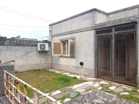 CASA en venta El Palomar a Refaccionar 4 amb. Gran Fondo