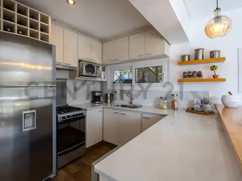 EXCELENTE CASA EN LOTE INTERNO EN TIPAS, 4 Ambientes, doble galería, jardín parquizado,riego, piscin