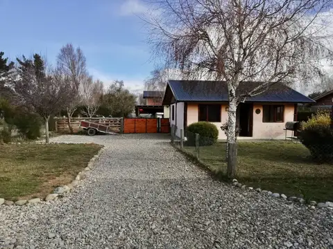 Cómoda cabaña de dos ambientes, en una planta, con entrada de auto y jardín.