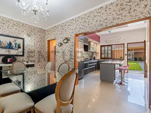 Casa en Venta con 2 cocheras