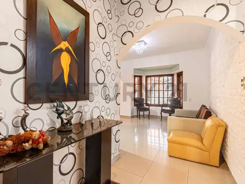Casa 7 ambientes con 2 baños
