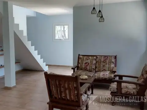 Casa 6 ambientes con 2 baños