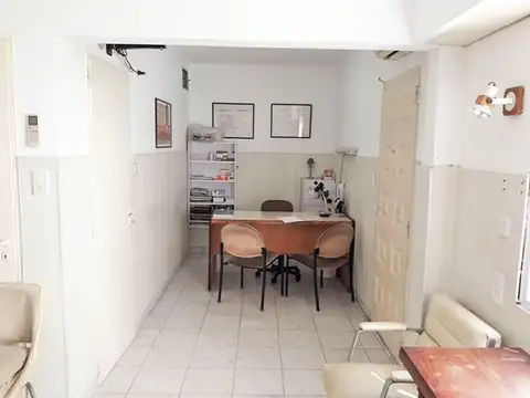 VENTA MUY BUEN LOCAL / POSIBLE CASA CON 2 DORMITORIOS Y PARQ