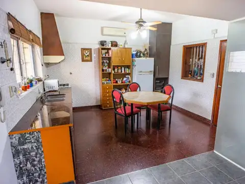 Casa en Alquiler con 3 cocheras