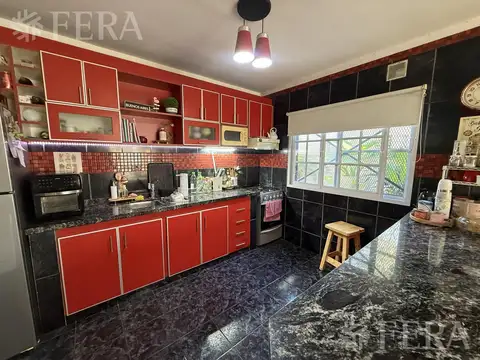 Venta casa 3 ambientes con cochera y quincho en Villa La Florida