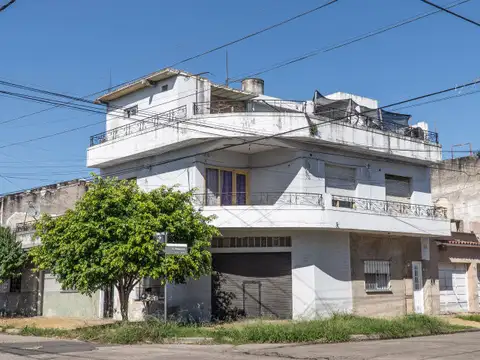 Venta esquina con local, vivienda y terraza. Ideal uso mixto. El Palomar