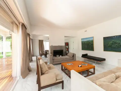 Casa 13 ambientes con 4 baños