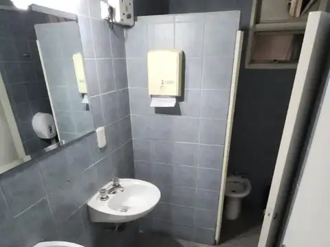 Oficina 6 ambientes con 2 baños