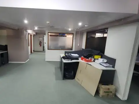 Oficina 6 ambientes con 2 baños
