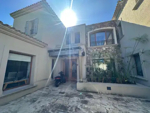 Casa 8 ambientes con 5 baños