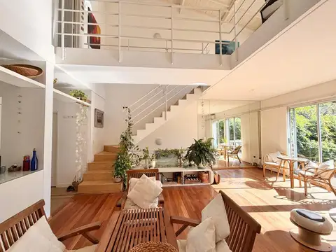 Triplex de diseño con terraza, jardín y doble altura súper luminoso en Tigre