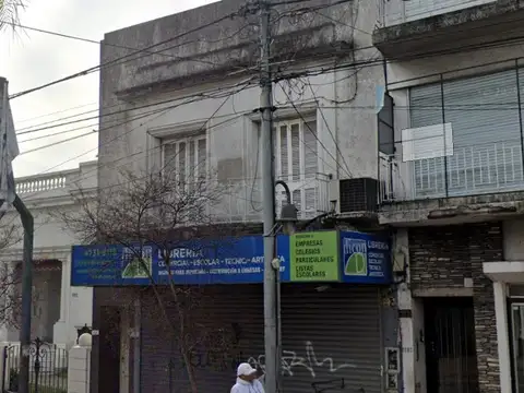 Excelente Local en Avenida Cazon