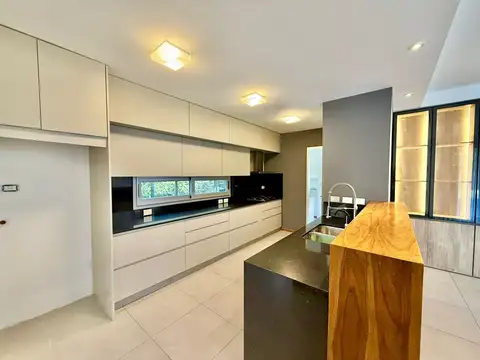 Casa en Alquiler con 1 cochera