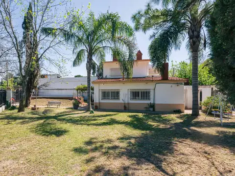VENTA - Casa de 5 Dormitorios con Jardín y Pileta - Pueblo Esther.