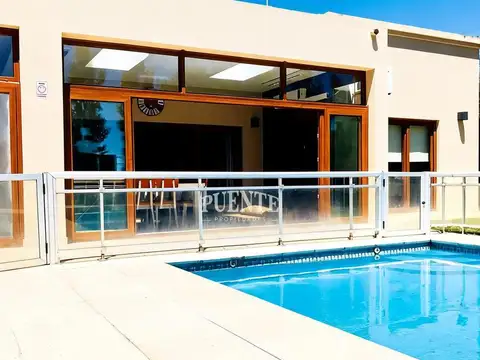 Casa 5 ambientes con 4 baños
