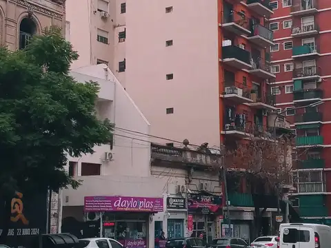 UN REGIO AMBIENTE RECIEN PINTADO, IMPECABLE, LUMINOSO S/AV INDEPENDENCIA