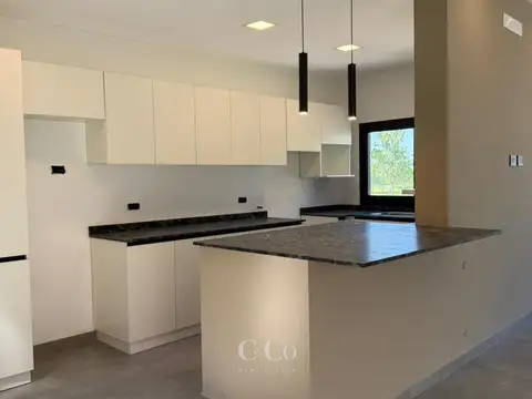 Casa 6 ambientes con 2 baños