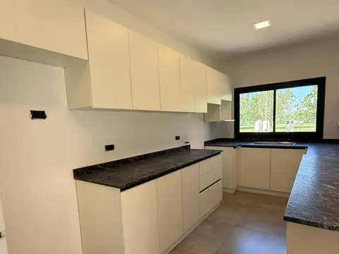 Casa 6 ambientes con 2 baños