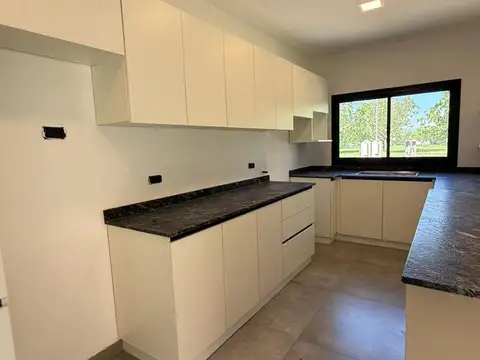 Casa 6 ambientes con 2 baños