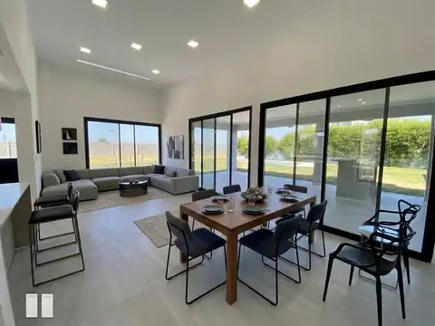 Casa en Venta con 2 cocheras