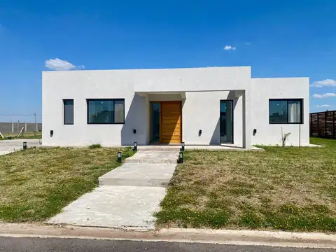 Casa de 4 ambientes a estrenar con pileta en Lagos de Canning