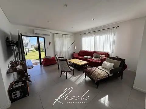 Casa 5 ambientes con 3 baños