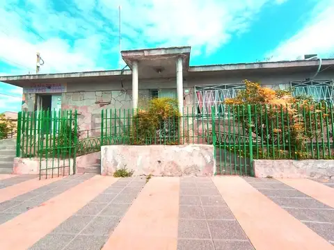CENTURY 21 LÓPEZ VENDE CASA CON 2 SALONES COMERCIALES