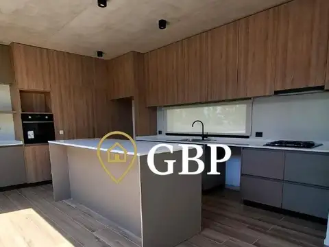 Casa 4 ambientes con 3 baños