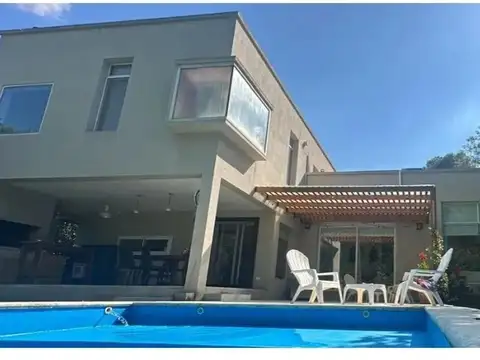 Casa Moderna y Amoblada con Pileta en Entorno Natural