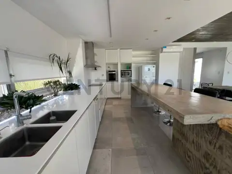 CASA EN VENTA COUNTRY LOMAS DE CITY BELL