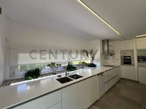 Casa en Venta con 4 cocheras