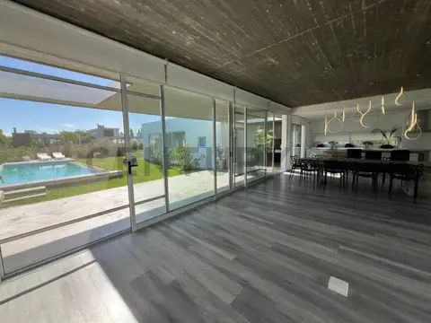 CASA EN VENTA COUNTRY LOMAS DE CITY BELL