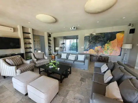 Casa 5 ambientes con 4 baños
