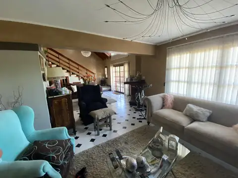 Casa 4 ambientes con cochera en venta en Quilmes