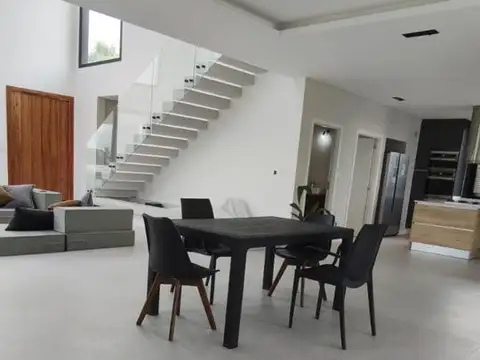 Casa en Venta con 4 cocheras