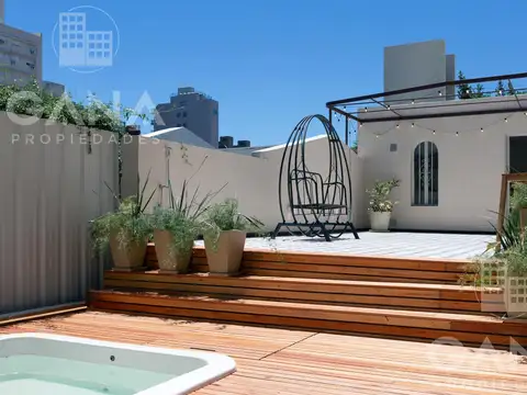 Casa en Venta Pleno Barrio Abasto al frente con 4 dormitorios, cochera , patio,  terraza y pileta.