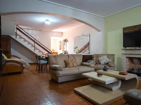 Casa 5 ambientes con 2 baños