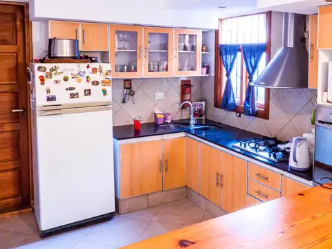 Casa 6 ambientes con 2 baños