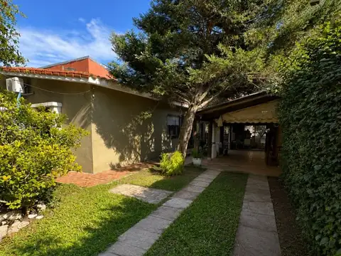 VENTA DE CASA CON UN TERRENO DE CASI 900M2