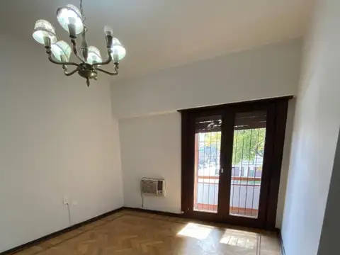 Alquiler Comercial de Casa en Av Belgrano y Adolfo Guemes
