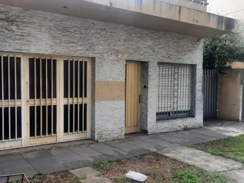 CASA   4 AMBIENTE CON PATIO INTERNO Y FONDO GRAN OPORTUNIDAD 