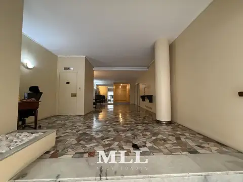 Pacheco de Melo y Junín.  Semipiso de 120 m2. Cochera. Impecable estado.