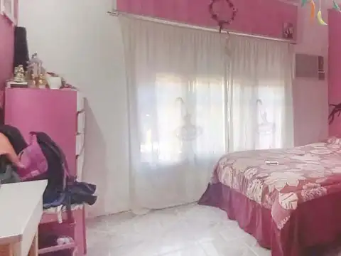 Casa al frente -  Patio - Quincho - Apta para construir arriba