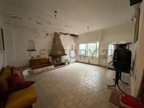 Casa en venta en La Plata, ideal destino comercial: oficinas, consultorios, salón de fiestas