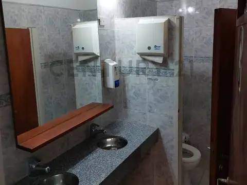 Casa en venta en La Plata, ideal destino comercial: oficinas, consultorios, salón de fiestas