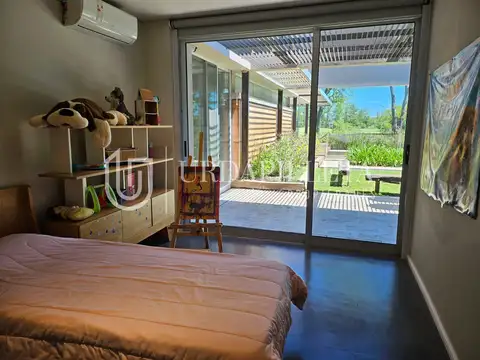 Casa en Alquiler con 2 cocheras