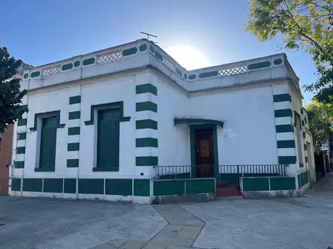 CASA EN ESQUINA SOBRE LOTE PROPIO
