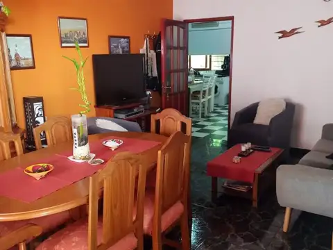 Casa en venta de cinco ambientes en Haedo Norte